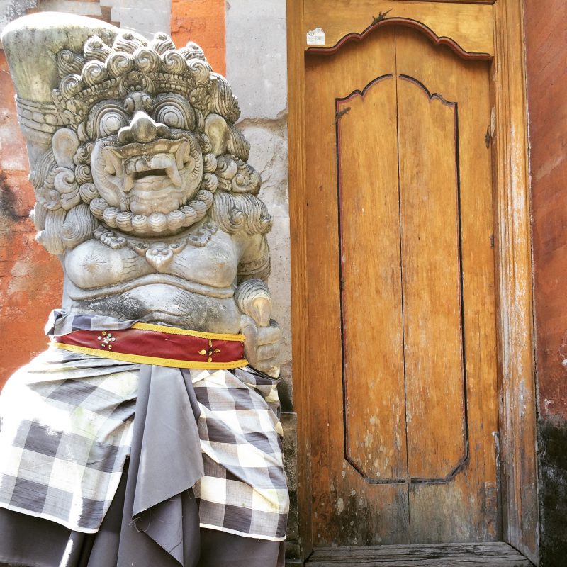 Statue à l'entrée d'un temple de Ubud, Bali