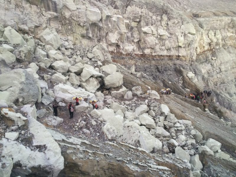 Vue sur la descente dans le cratère de Kawah Ijen