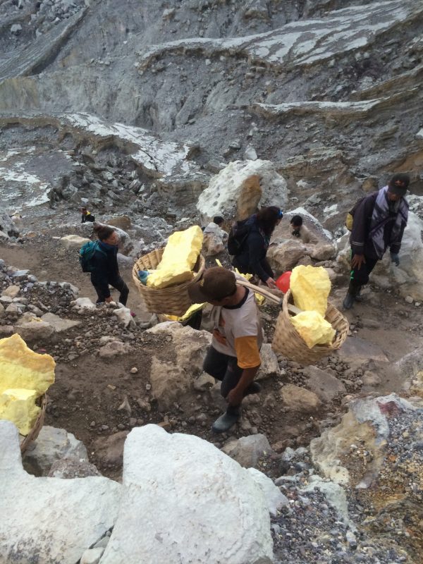 Mineurs de Kawah Ijen à la remontée du cratère