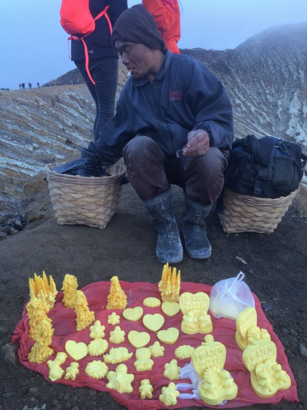 Mineur vendant des sculptures fait de soufre - Kawah Ijen