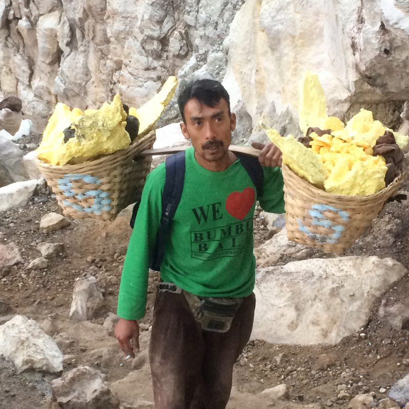 Mineur de Kawah Ijen qui vend des figurines fait de soufre