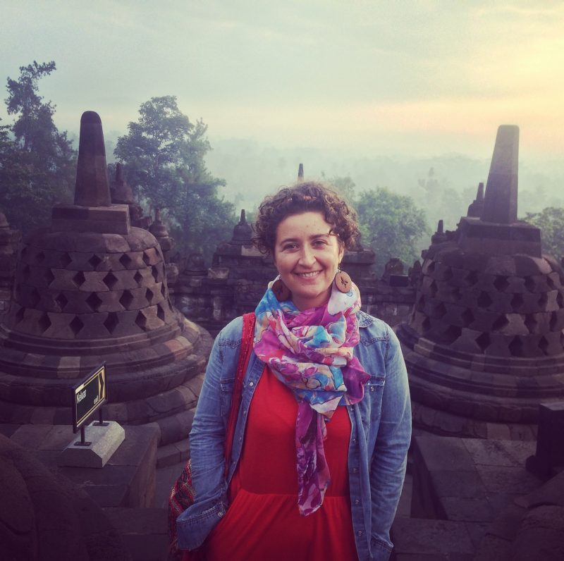 Sur le site de Borobudur après le lever du soleil