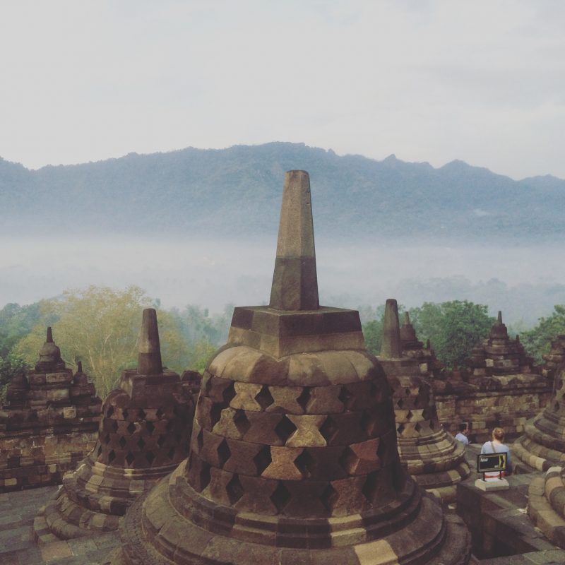 Cloches de Borobudur devant le brouillard des montagnes