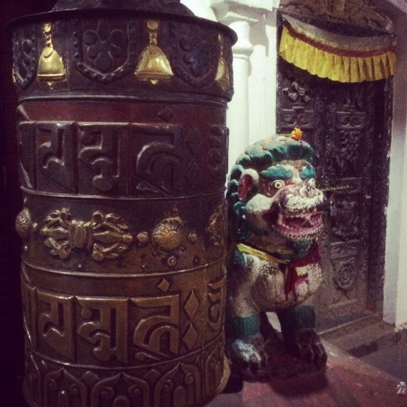 Moulin à prière à l'entrée du stupa de Boudhanath