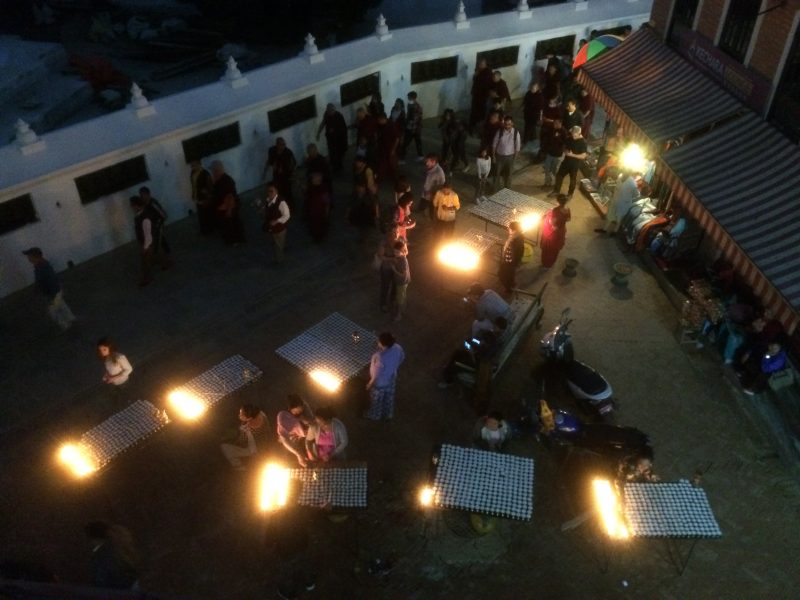 Lueur des lampions un soir autour du stupa de Boudhanath
