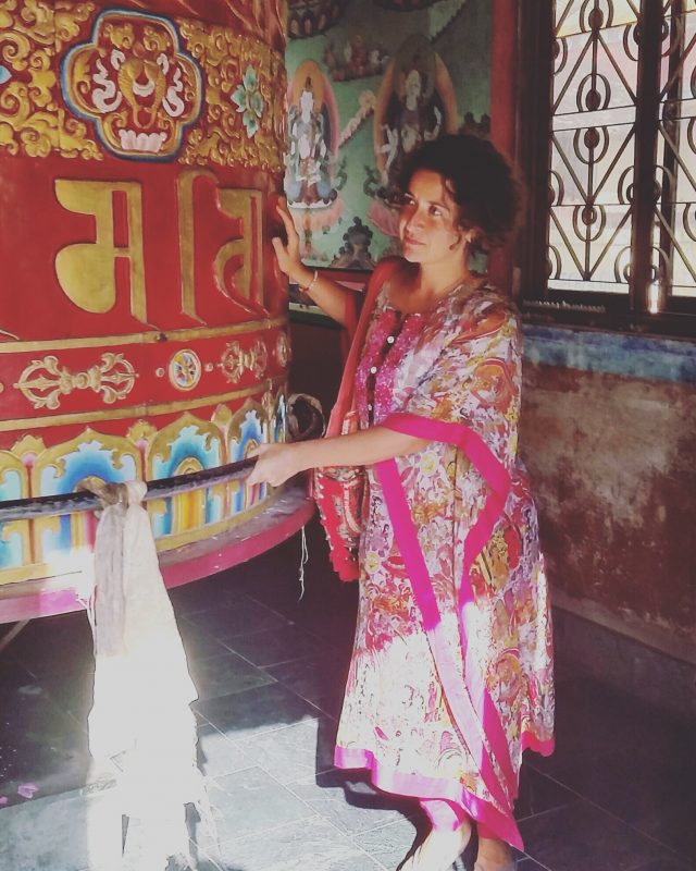 Au monastère de Shechen autour d'un moulin à prière, Boudhanath