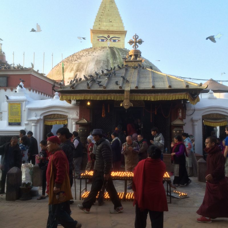 Devant l'entrée principale du stupa qui était encore en rénovation sur cette photo, Boudhanath