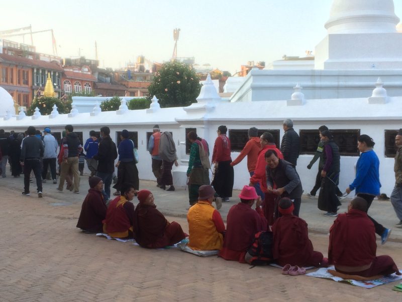Moines ascètes autour du stupa de Boudhanath