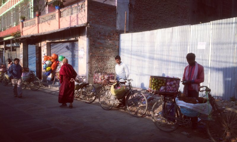 paysage matinal d'une petite rue de Boudhanath