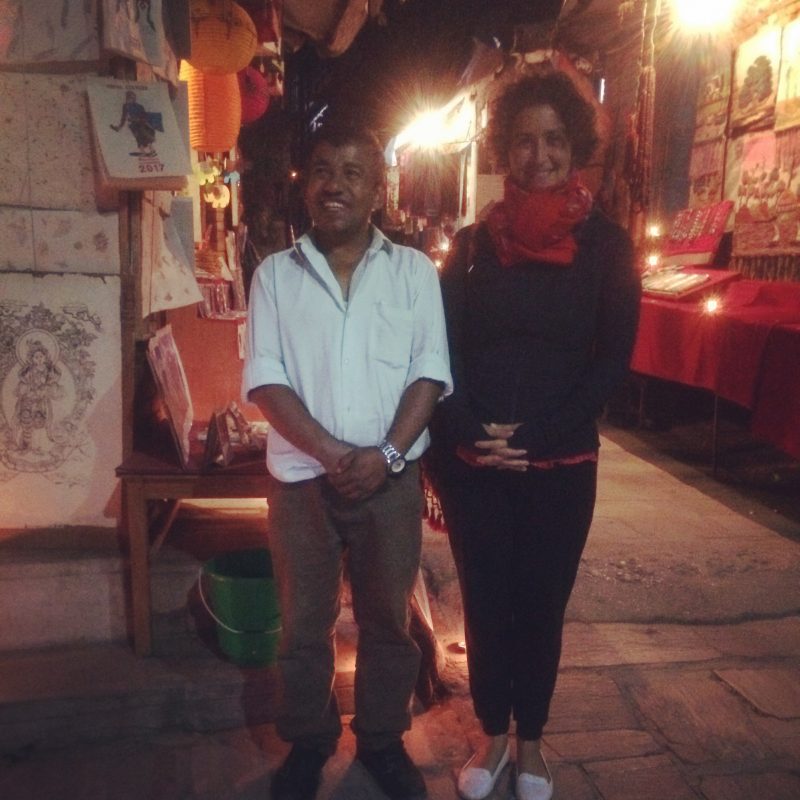 Avec le sympathique vendeur de cartes à Bhaktapur