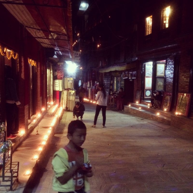 Rue illuminée de Bhaktapur pendant le Festival Tihar