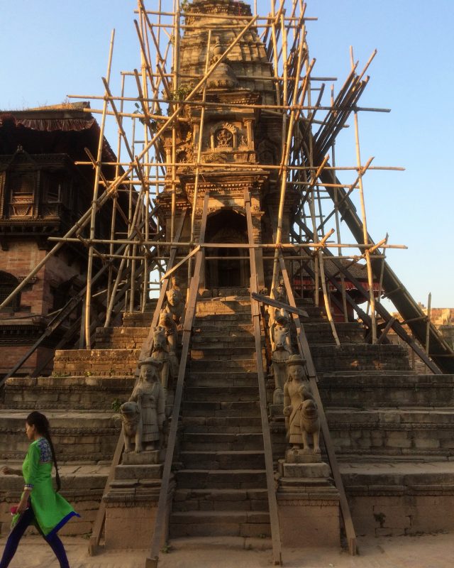 Échafaudage de bambou autour d'un monument de Bhaktapur