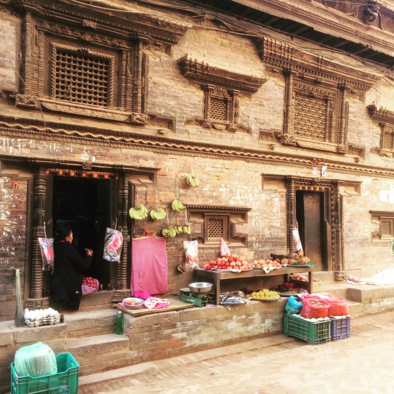 Dans une rue de Bhaktapur, regardez les magnifiques boiseries.