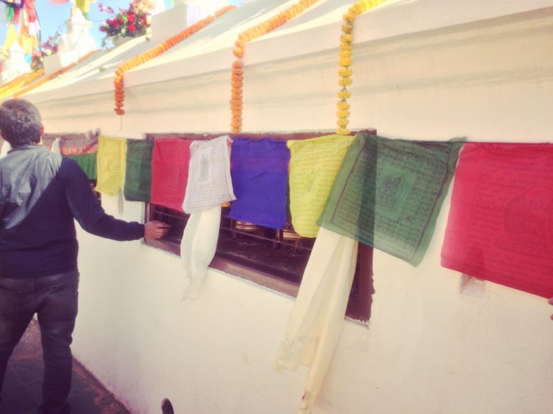 moulins à prière, foulards tibétains et drapeaux de prière autour du stupa de Boudhanath