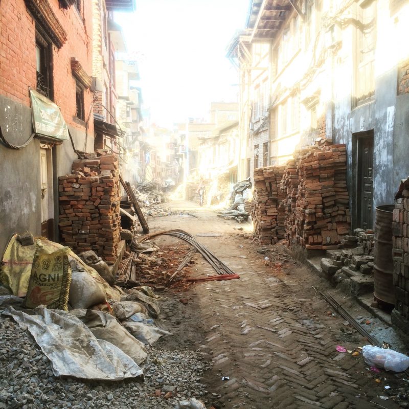 Rue de Bhaktapur et les traces du tremblement de terre de 2015