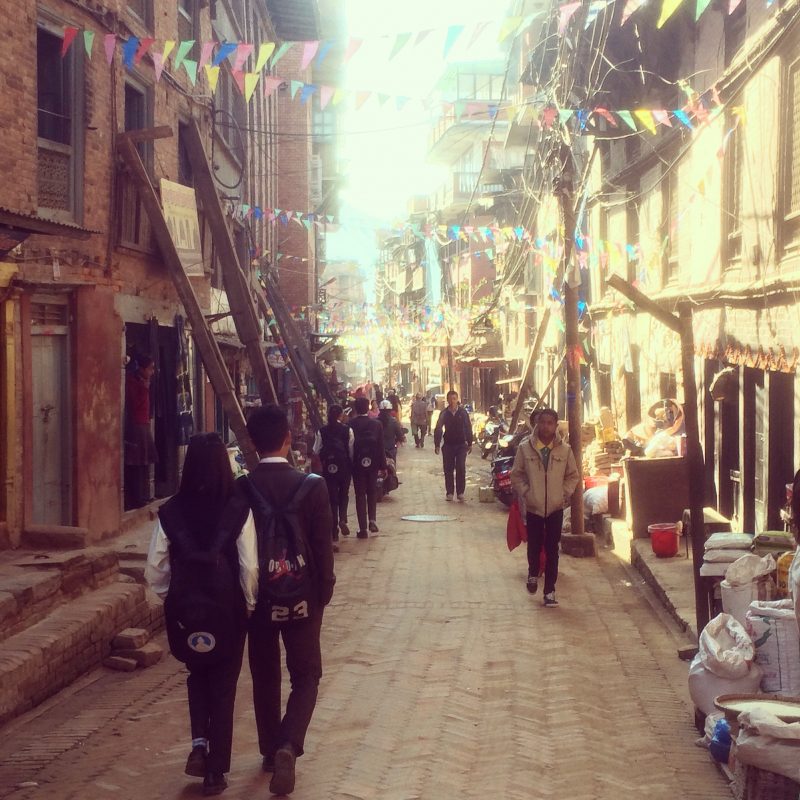 Rue de Bhaktapur où l'on voit les nombreuses poutres de soutien après le tremblement de terre de 2015