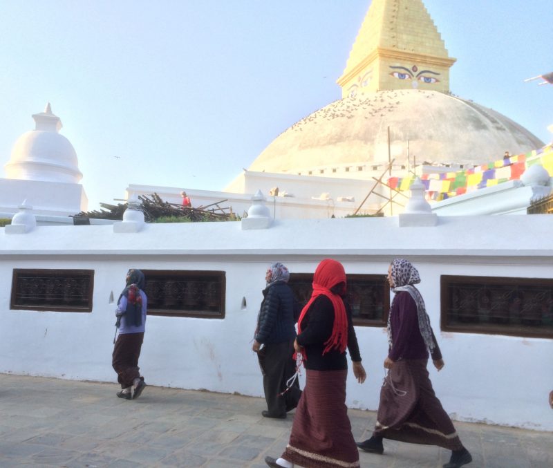 Femmes et leur mala autour du stupa de Boudhanath